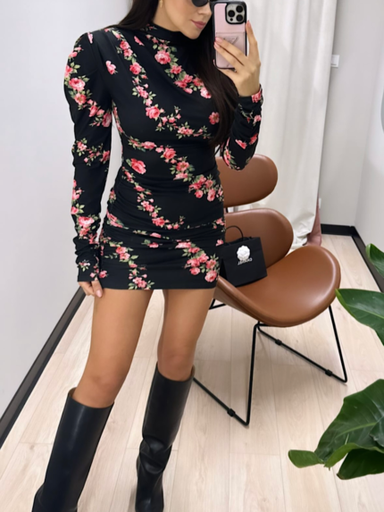 Czarna sukienka w różowe róże LaMilla