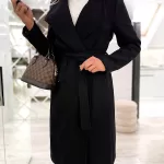 Czarny płaszcz polskiej produkcji Jolmar