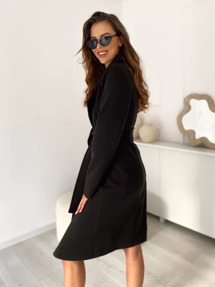 Jesienny płaszcz w czarnym kolorze z podszewką