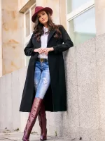 Wełniany płaszcz w czarnym kolorze z ociepleniem.