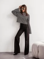 Szerokie czarne spodnie i bluzka w paski z szerokimi rękawami LaMilla