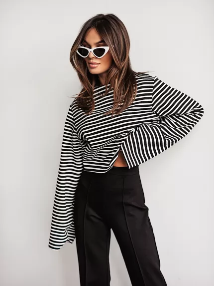 Wysokie w stanie czarne szerokie spodnie i kimonowa bluzka w paski LaMilla