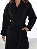 Długi wełniany czarny klasyczny płaszcz wiązany