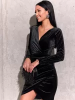 Dopasowana, czarna sukienka z weluru na imprezę