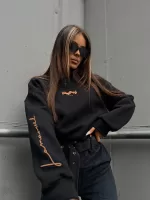 Bawełniana bluza w czarnym kolorze polskiej marki La Manuel