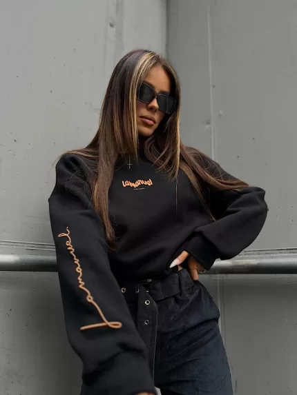 Bawełniana bluza w czarnym kolorze polskiej marki La Manuel