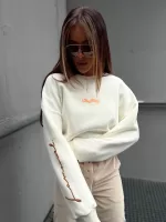 Śmietankowa bluza bawełniana polskiej marki La Manuel