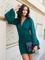 Dopasowana sukienka w kolorze butelkowej zieleni.