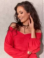 Marszczona, dopasowana sukienka w kolorze czerwonym z długim bufiastym rękawem