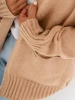 Karmelowy sweter bez zapięcia