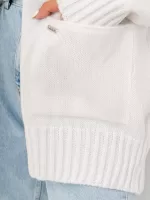Biały sweter bez zapięcia polskiej produkcji