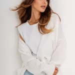 Biały sweter z miękkiej tkaniny