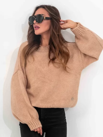 Beżowy sweter z bufiastymi rękawami