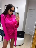 Satynowa mini sukienka w kolorze różowym LaMilla