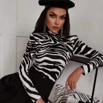 Bluzka z półgolfem w zebrę Lamilla