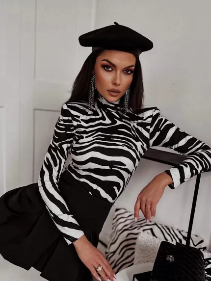 Bluzka z półgolfem w zebrę Lamilla