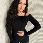 Czarna prążkowana bluzka z różą Miluna