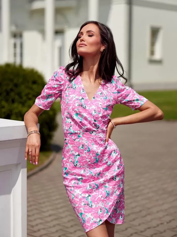 Elegancka sukienka w kwiaty polskiej produkcji Roco Fashion