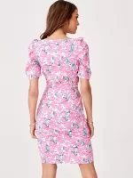 Dopasowana sukienka w różowe kwiaty .