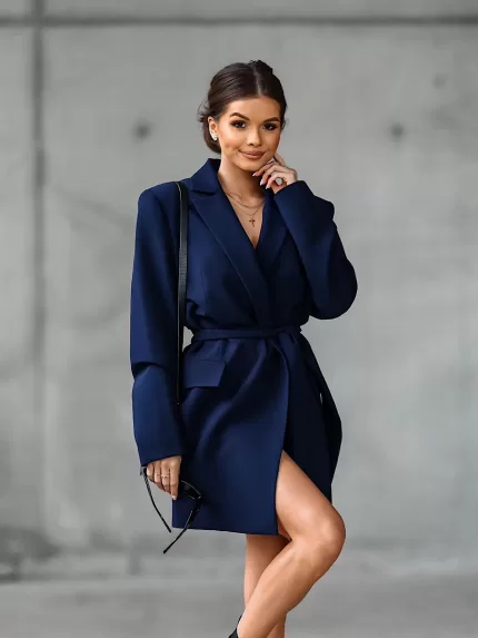 Przedłużana granatowa marynarka.