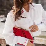 Biała koszula z wyszywanymi czerwonymi ustami na kołnierzyku LaMilla