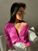 Sweter LaManuel różowy z białymi napisami