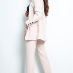 Beżowa marynarka ze spodniami