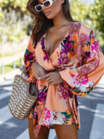 Satynowy kombinezon w kolorowe kwiaty Lamilla