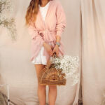 Różowy, mięciutki kardigan polskiej marki TMC.