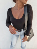 Czarny sweter z dekoldem V