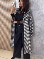 Długi płaszcz w czarno białą pepitkę Edan