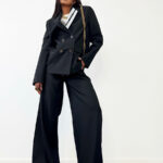 Czarna marynarka LaMilla z białą logowaną wstawką