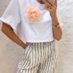 Biały t-shirt Lamilla z ozdobnym kwiatem