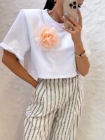 Biały t-shirt Lamilla z ozdobnym kwiatem