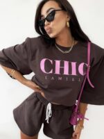 T-shirt Chic LaMilla brązowy. różowym napisem