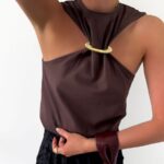 Brązowa bluzka LaMilla ze złotym krążkiem