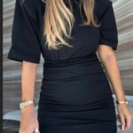 Czarna sukienka Emo Midnight Chic z marszczeniem na biodrach