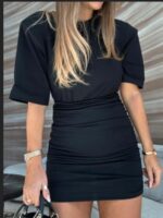 Czarna sukienka Emo Midnight Chic z marszczeniem na biodrach