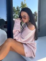 Różowy sweter z dziurami lamilla