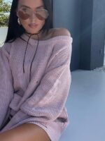 Różowy sweter lamilla z dziurami