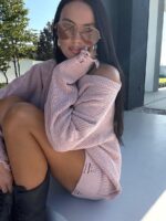 sweter tunika lamilla różowy z dziurami