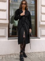 Czarny jesienny płaszcz