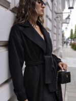 Długi czarny wełniany płaszcz