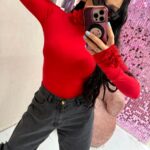 Czerwona bluzka golf z ozdobną różą LaMilla