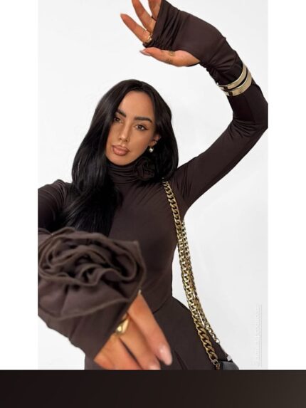 Brązowy golf Lamilla z ozdobną różą