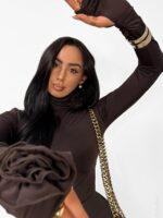 Brązowy golf LaMilla z ozdobnym kwiatem