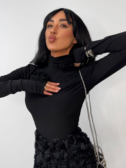 Czarny golf LaMilla z ozdobnym kwiatem