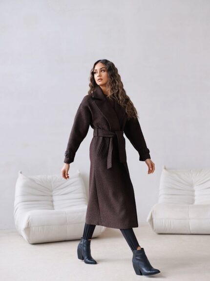 Długi brązowy płaszcz