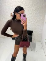 Brązowy golf LaMilla z logiem na szyi