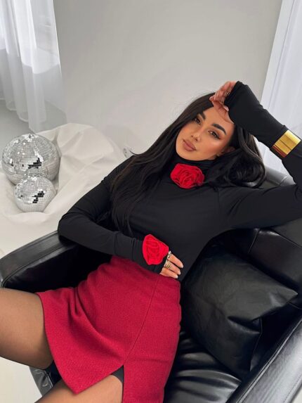 Czarny golf LaMilla z czerwona różą